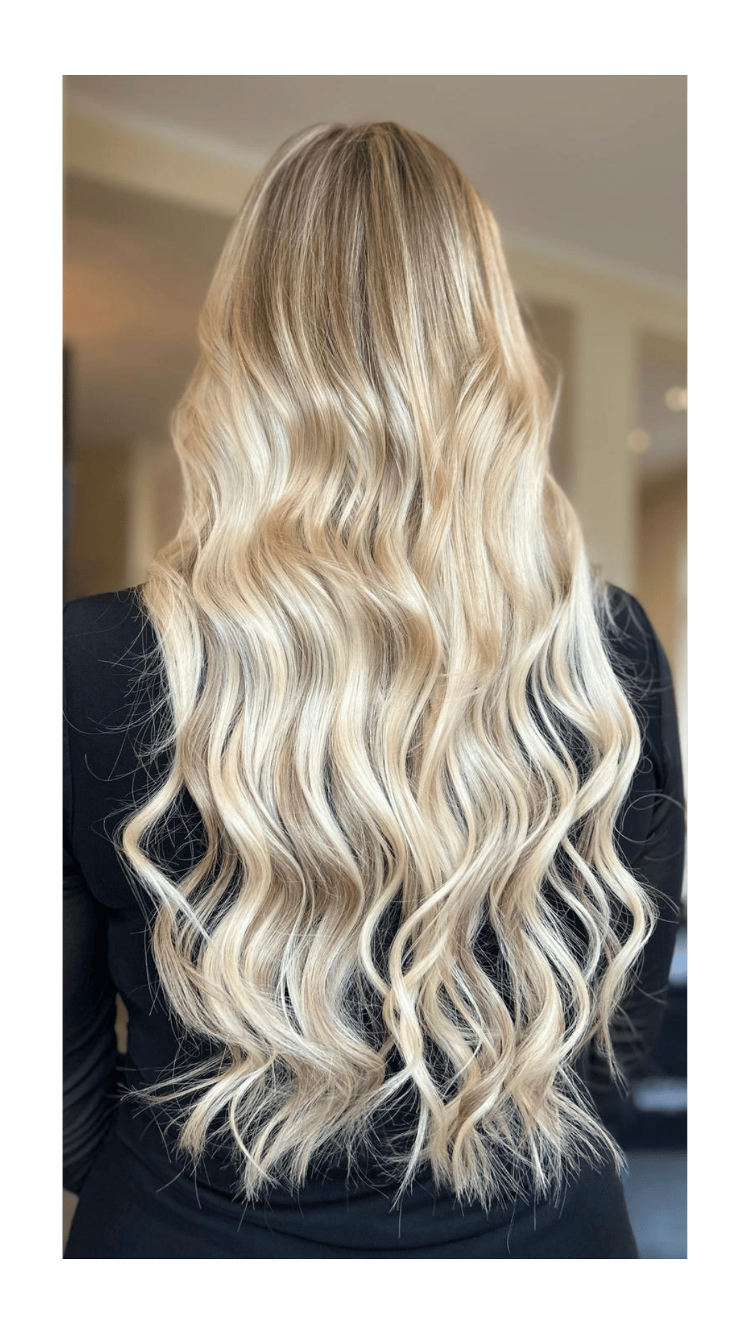 Langes, in Wellen fallendes Haar nach der Haarverlängerung mit Tressen